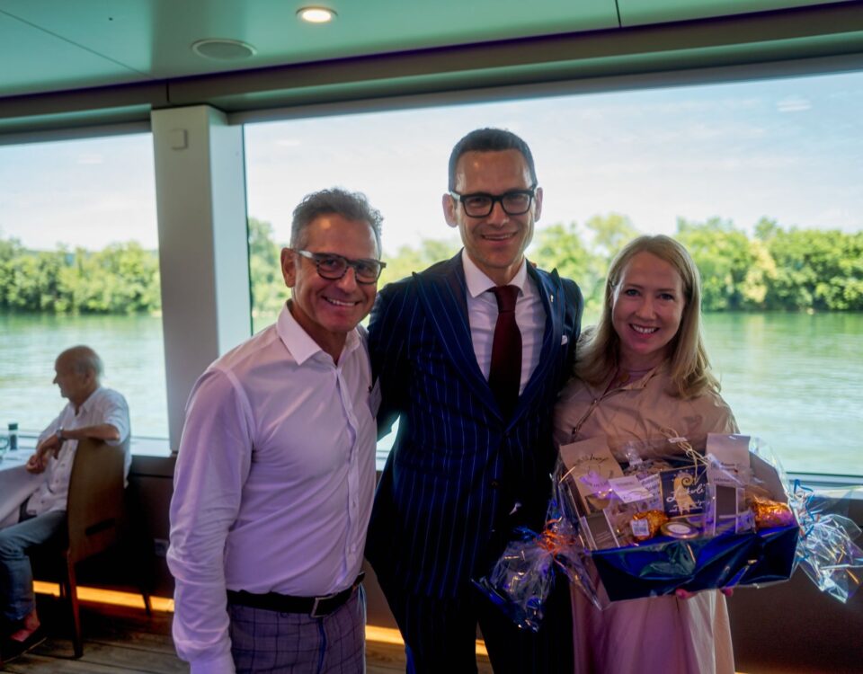 Andrea Grisard, Verwaltungsratspräsidentin Ultra-Brag AG, Regierungsrat Thomi Jourdan und Thomas Knopf, CEO Ultra-Brag (v.r.n.l.) strahlen um die Wette.