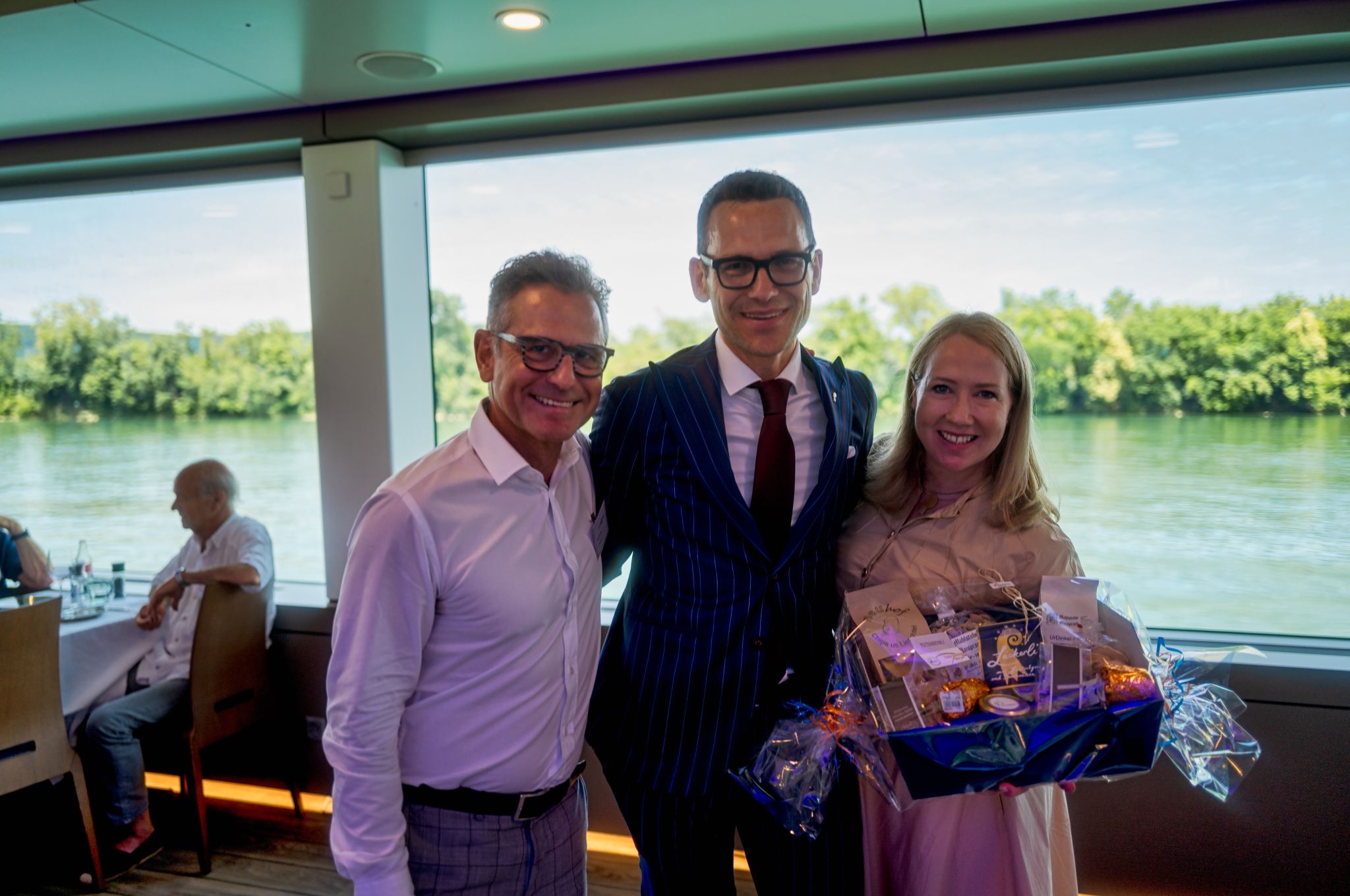 Andrea Grisard, Verwaltungsratspräsidentin Ultra-Brag AG, Regierungsrat Thomi Jourdan und Thomas Knopf, CEO Ultra-Brag (v.r.n.l.) strahlen um die Wette.