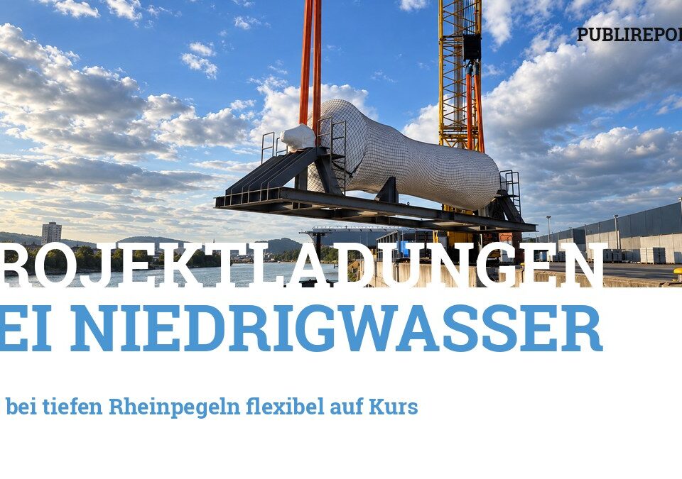 Schwere Projektladung wird am Birsterminal in ein Binnenschiff verladen